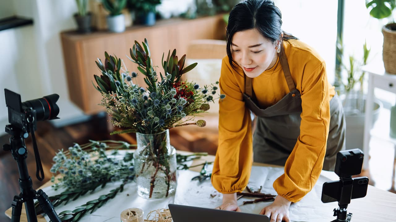florăreasă asiatică lucrând la un laptop