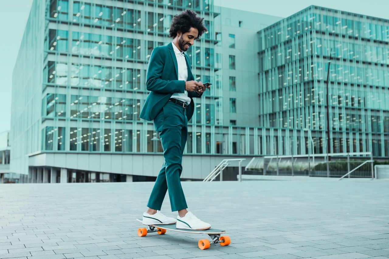Mann auf Skateboard