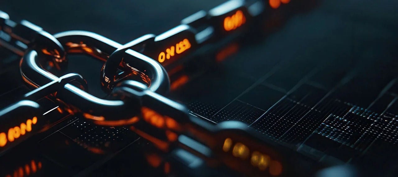 صورة مقرّبة لسلسلة مضاءة بأضواء برتقالية.