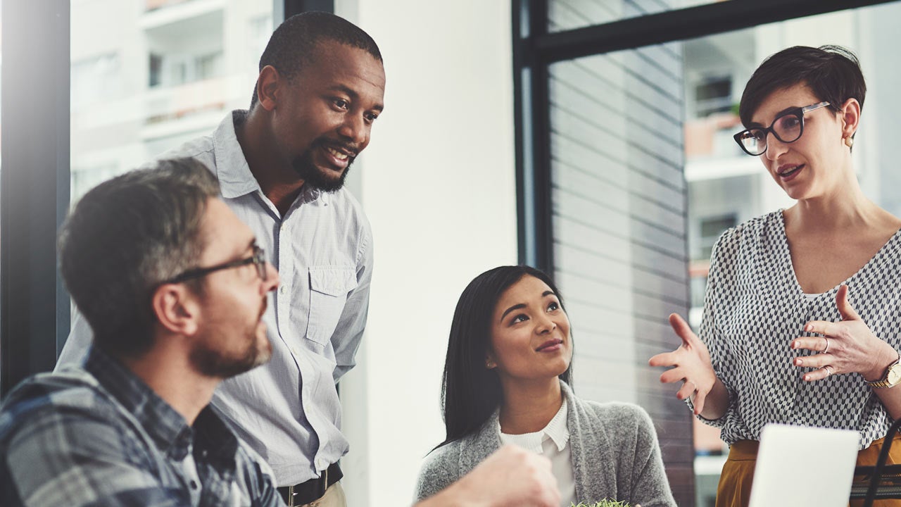 Menschen besprechen etwas