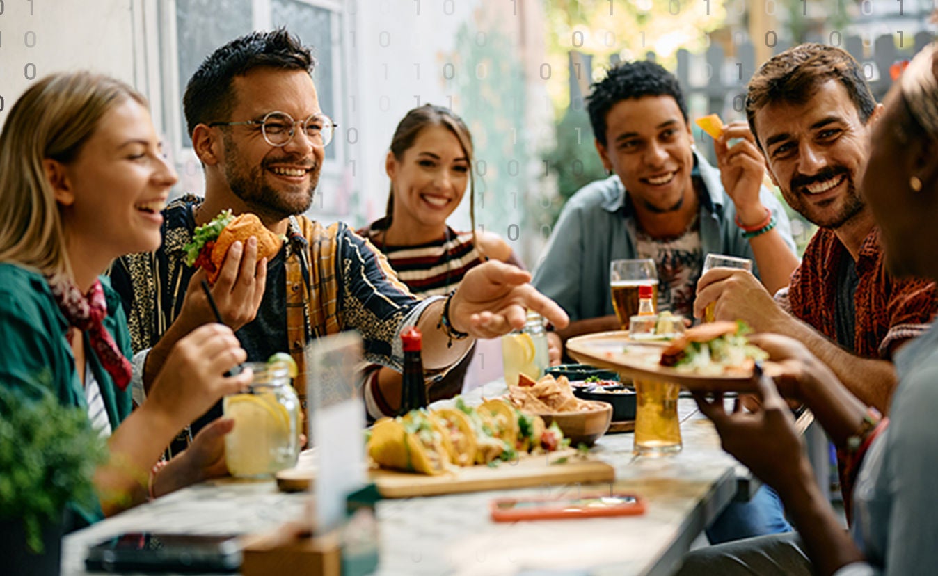 Grupo de amigos a partilhar uma refeição