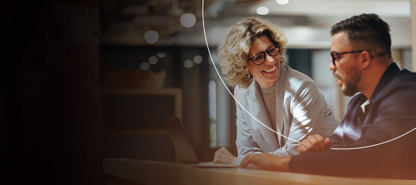 Kolege u sali za sastanke razmjenjuju ideje o trgovini