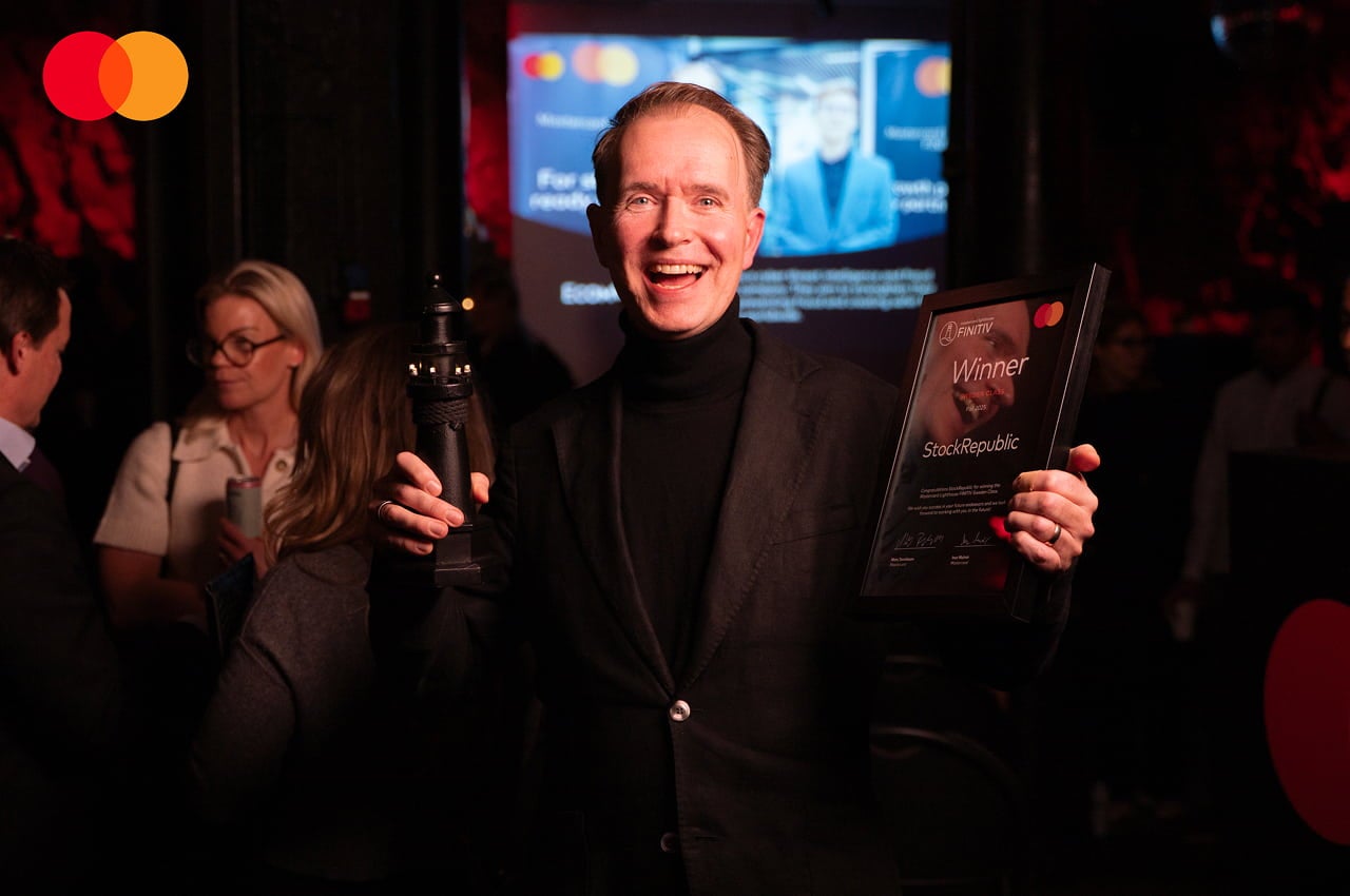 stockrepublic winner laughing with certificate