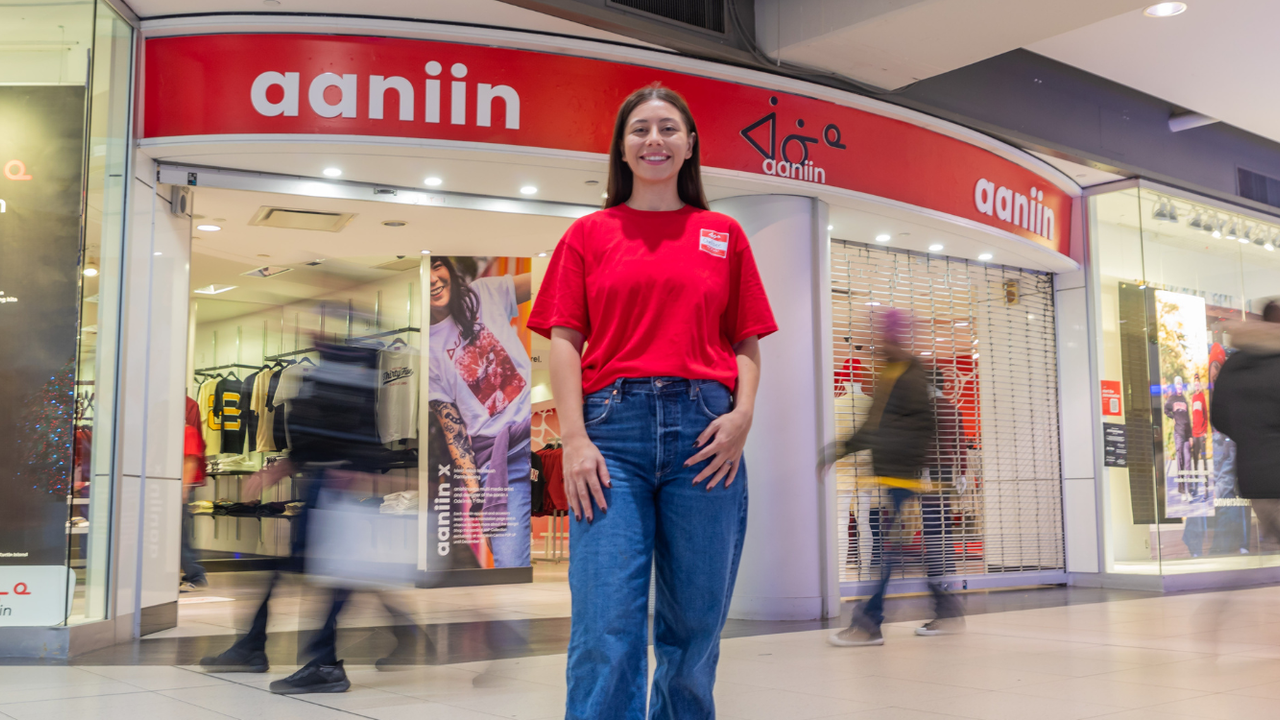 Chelsee Petit a torontói boltja előtt. 