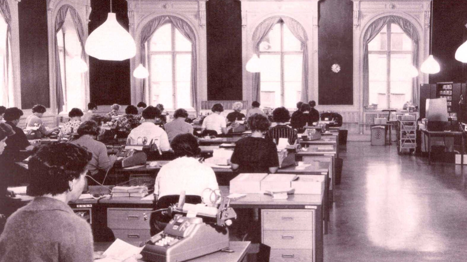 Imagine veche cu oameni care compensează manual plățile