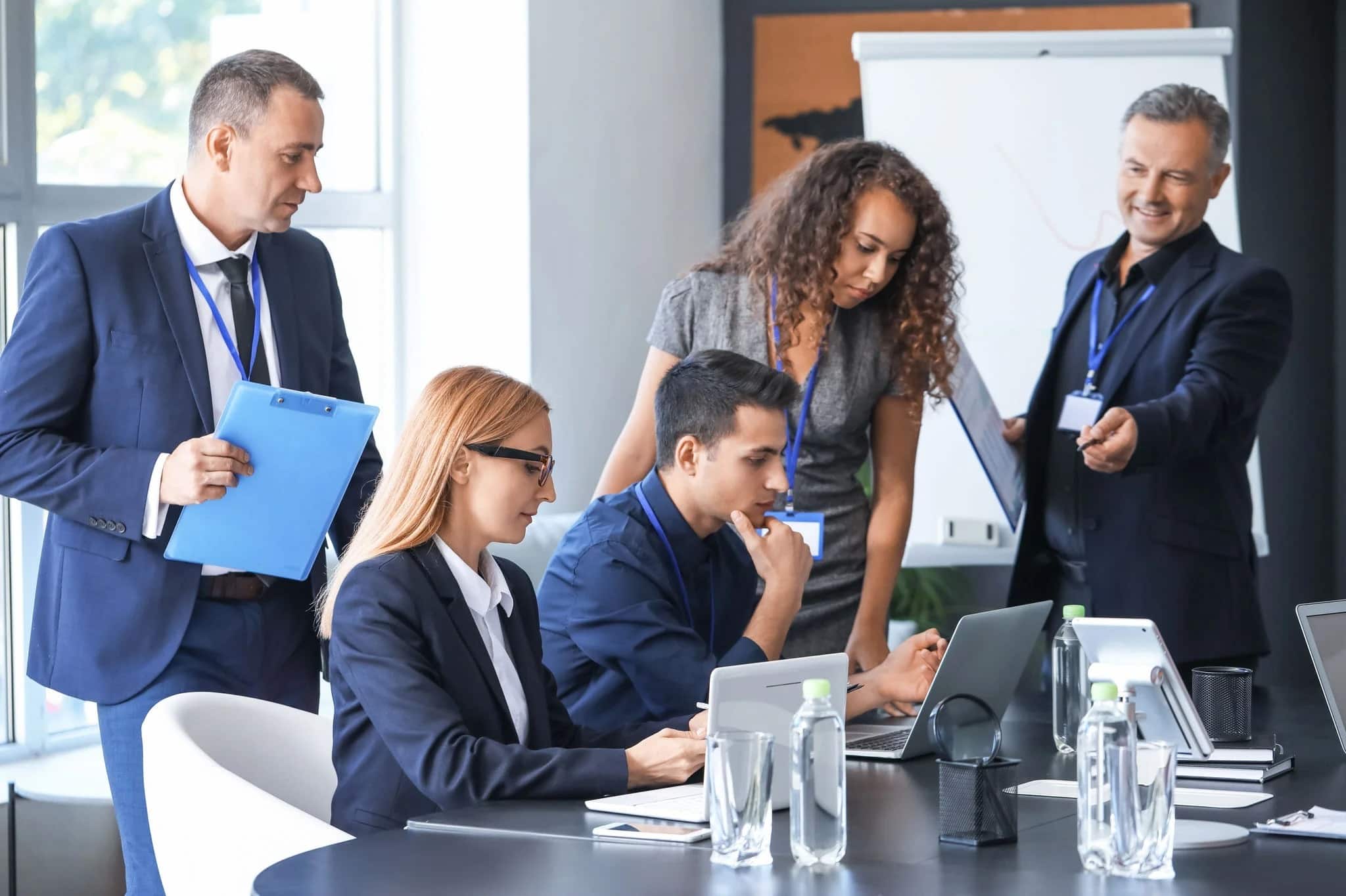 צוות אנשי עסקים במהלך פגישה במשרד.