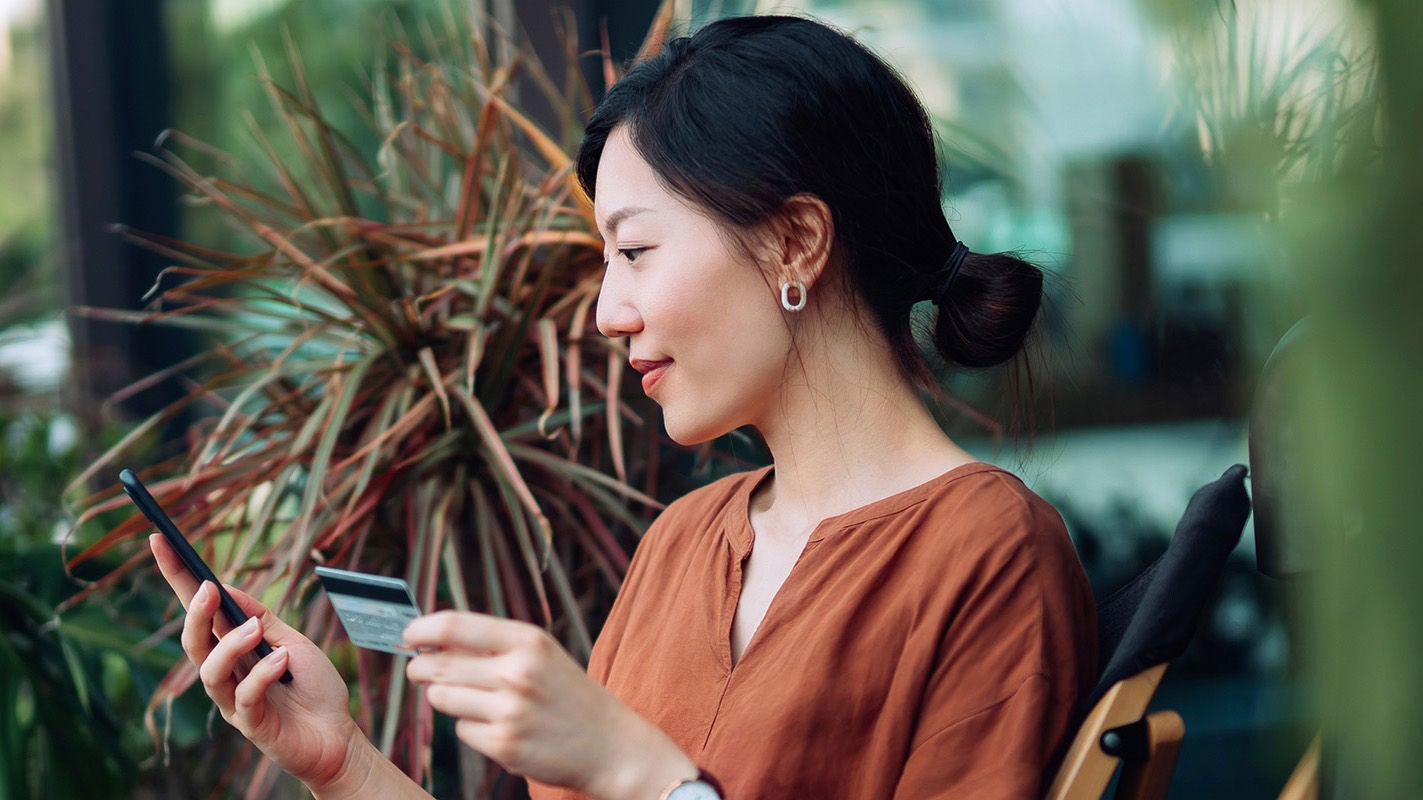 Žena koristi telefon na sofi