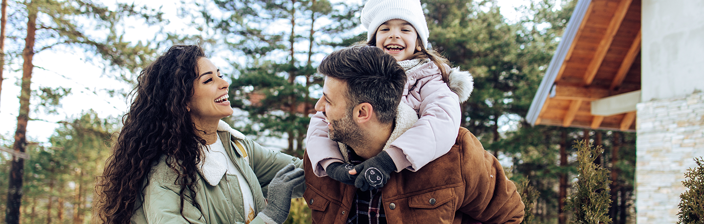Família sorrindo no inverno