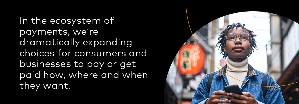 امرأة تقف في الخارج وهاتفها في يديها.