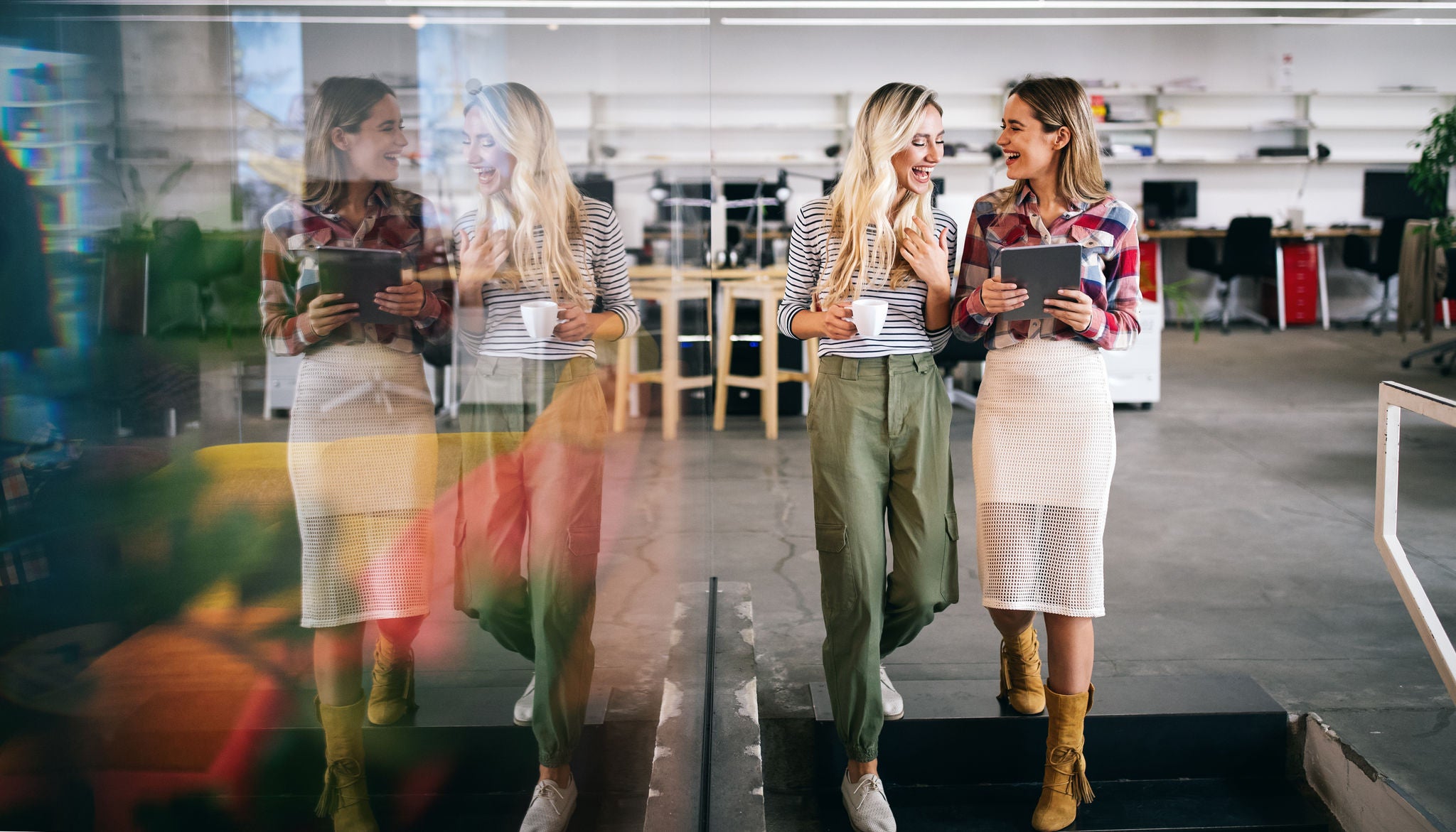 Dvije žene razmjenjuju ideje u uredu