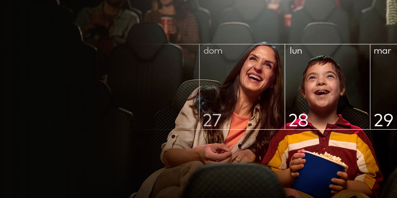 Un hombre paga sin contacto con el móvil en un restaurante.