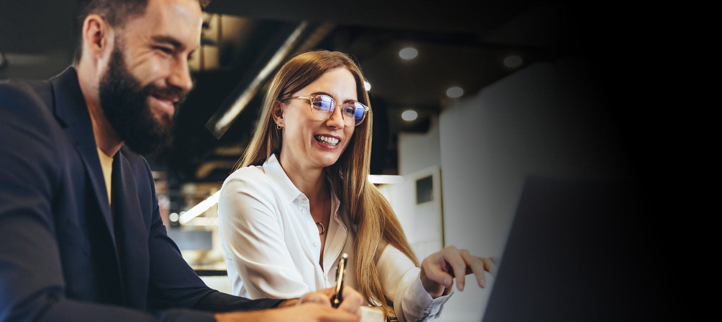 שני עמיתים לעבודה עורכים סיעור מוחות על המחשב