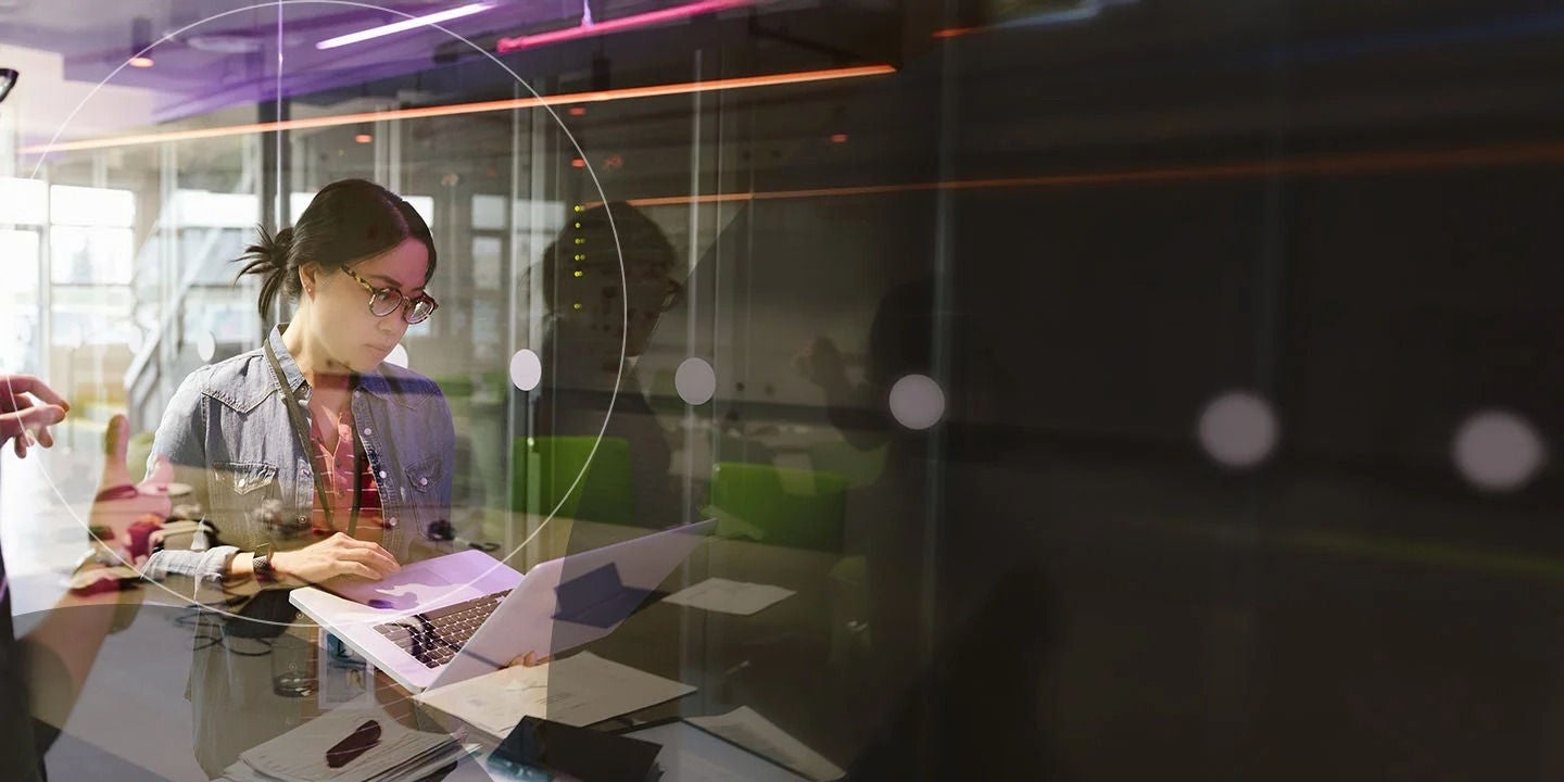 امرأة تعمل على جهاز كمبيوتر محمول.