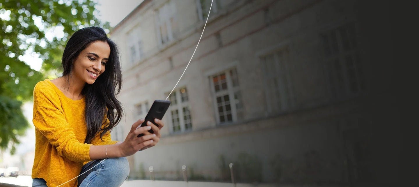 אישה מדברת בטלפון.