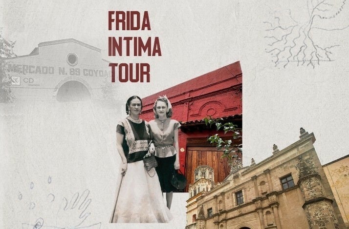 Frida Kahlo de pie frente a edificios.