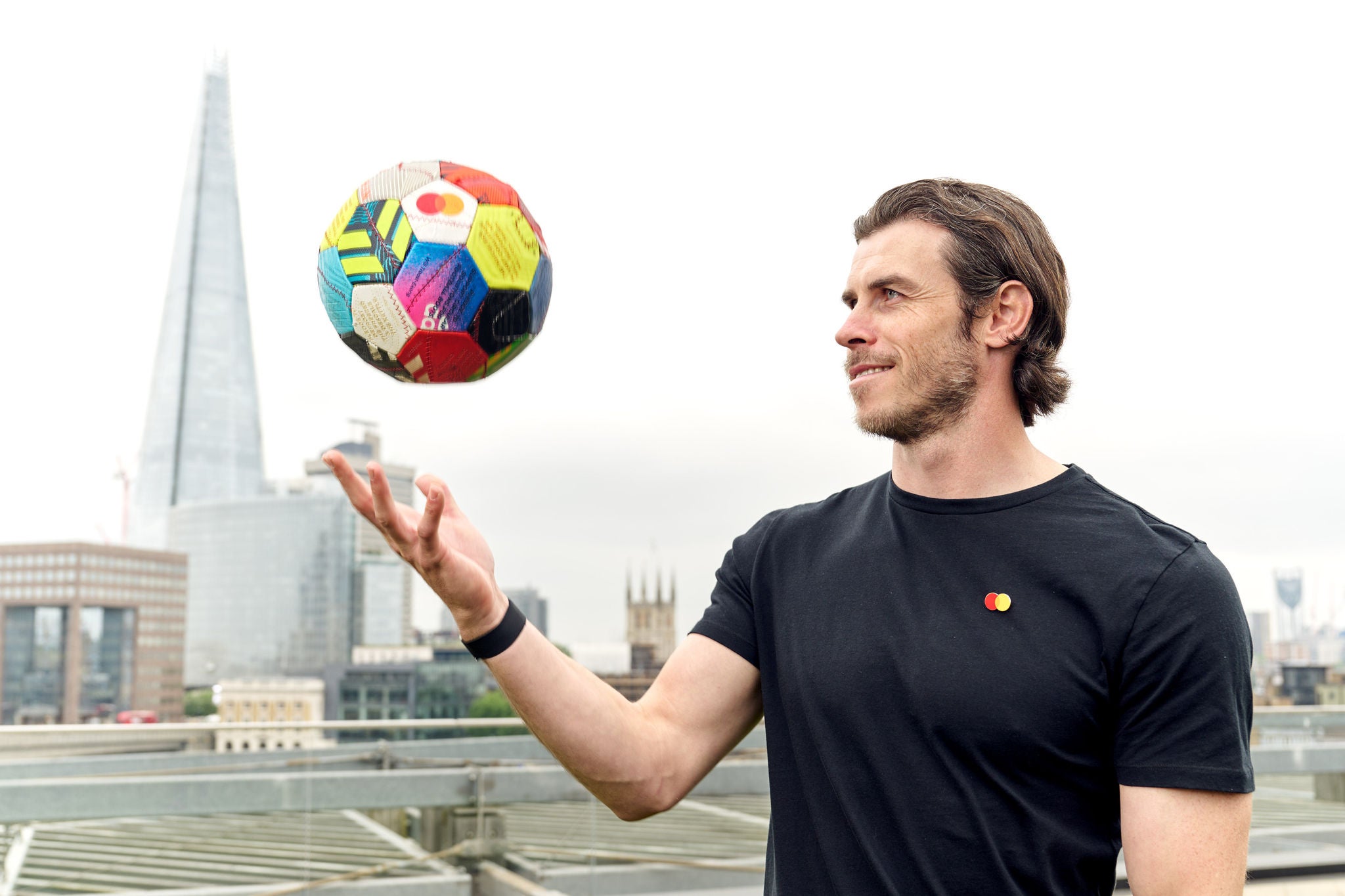 Mastercard has unveiled The Pledge Ball with Gareth Bale to highlight the power of football and inspire climate action ahead of the UEFA Champions League Final
 
The Pledge Ball has been created by British designer Helen Kirkum from recycled boots and engraved with sustainable pledges from the football community to inspire collective action ahead of the UEFA Champions League final on 1 June. The ball features pledges from fans, clubs, players, sponsors, charities, supporter groups and UEFA Champions League Legend Gareth Bale.
 
New research from Mastercard has found that 4 in 5 (80%) of football fans say sustainability is important to them but almost two thirds (61%) want more help in making sustainable choices.