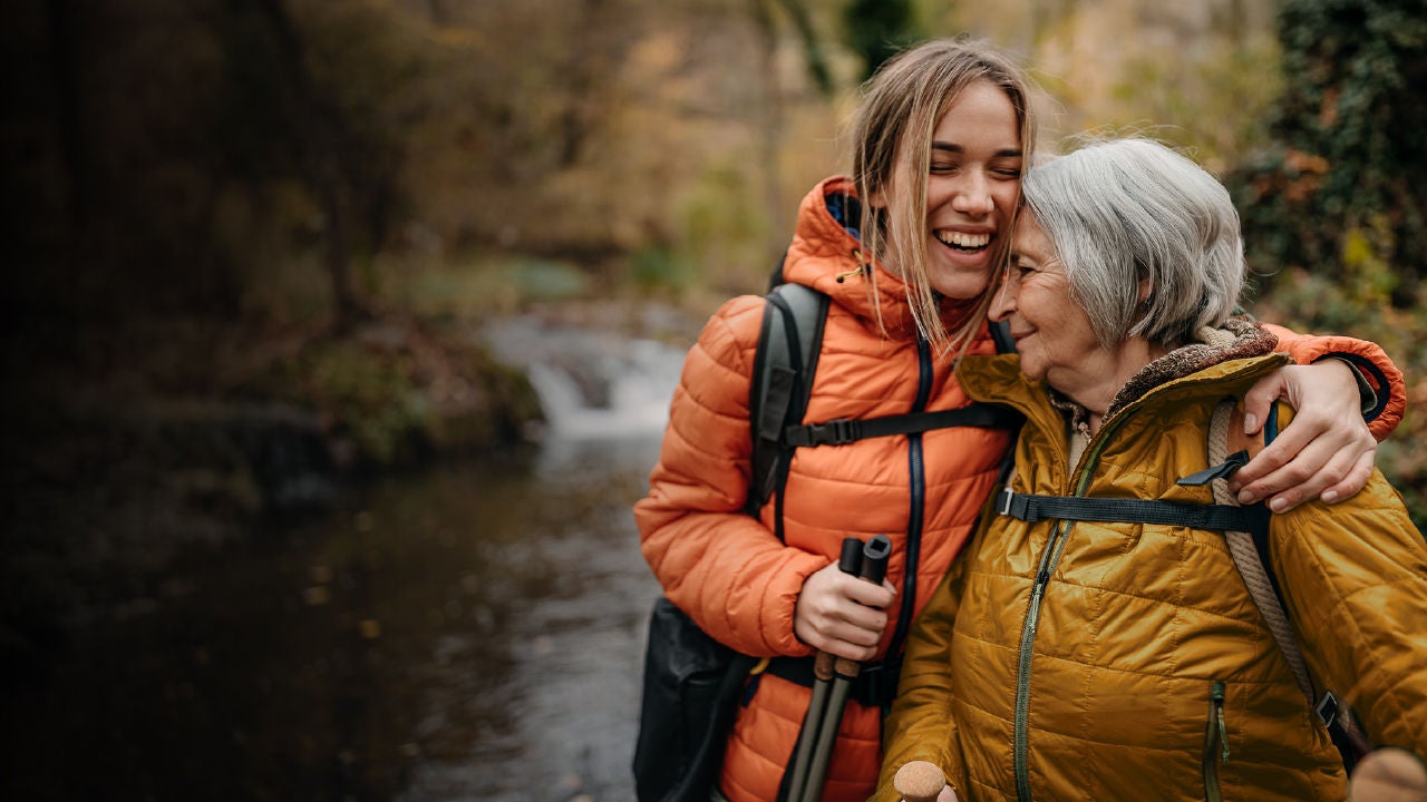 Compañeros de trabajo reunidos alrededor de una mesa.