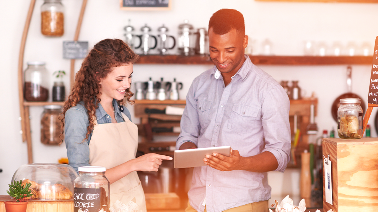 Man en vrouw die naar tablet kijken