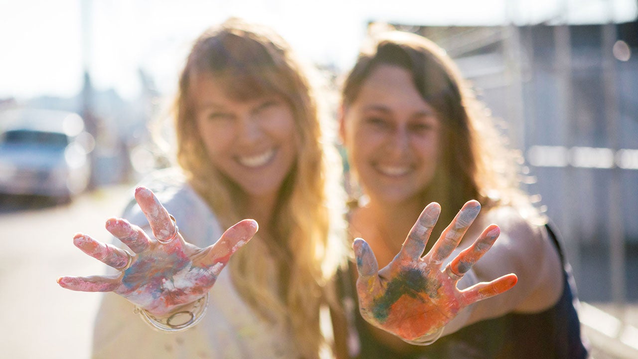 Jess Devenport et Lyssa Kayra.