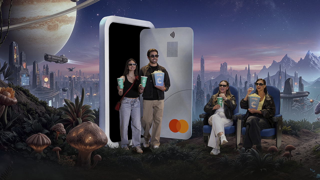 Escena futurista, personas salen de una puerta con forma de tarjeta de crédito Mastercard y ven una película con palomitas de maíz frente a una ciudad espacial.