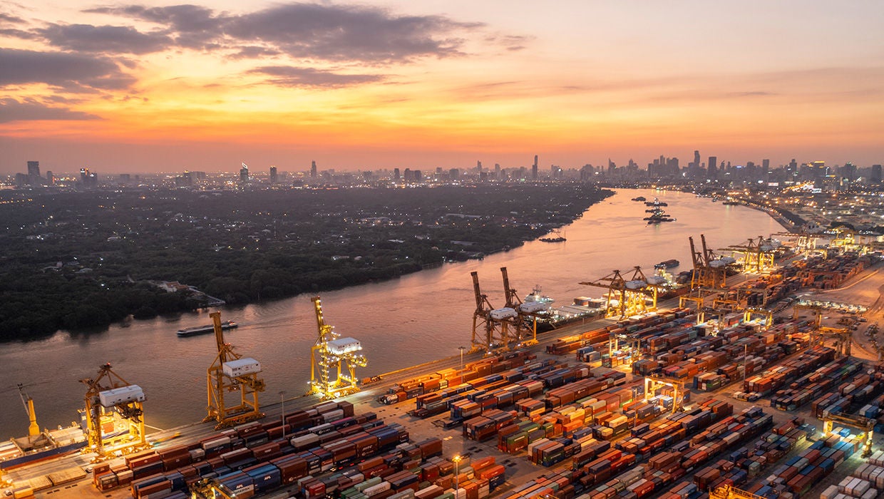 Imagem digital metafórica de dados transitando entre bancos e a indústria.