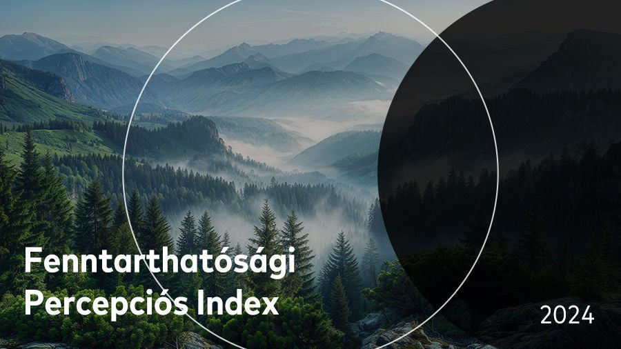 Ködös hegyvidéki táj fenyőerdővel, rajta a „Fenntarthatósági Percepciós Index 2024” felirat és egy dekoratív kör alakú grafika