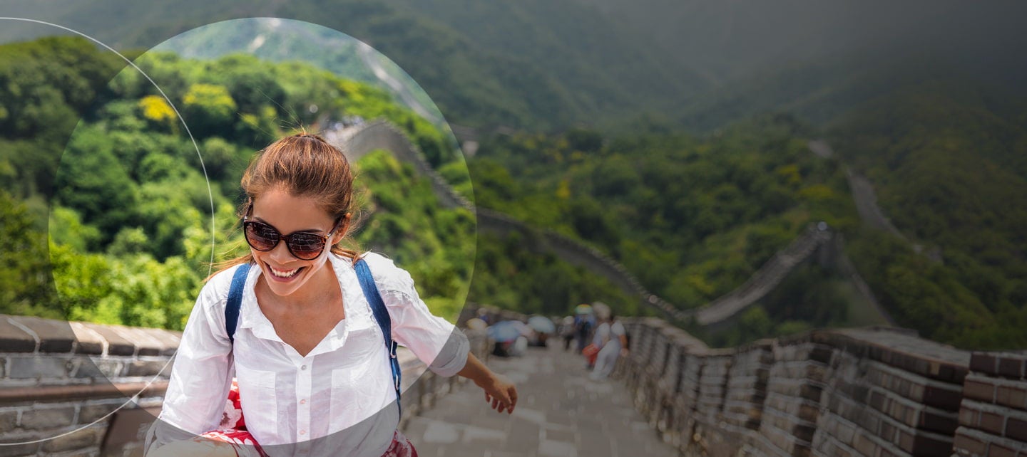 אישה מביטה במתלה בגדים בתוך צללית של לוגו Mastercard