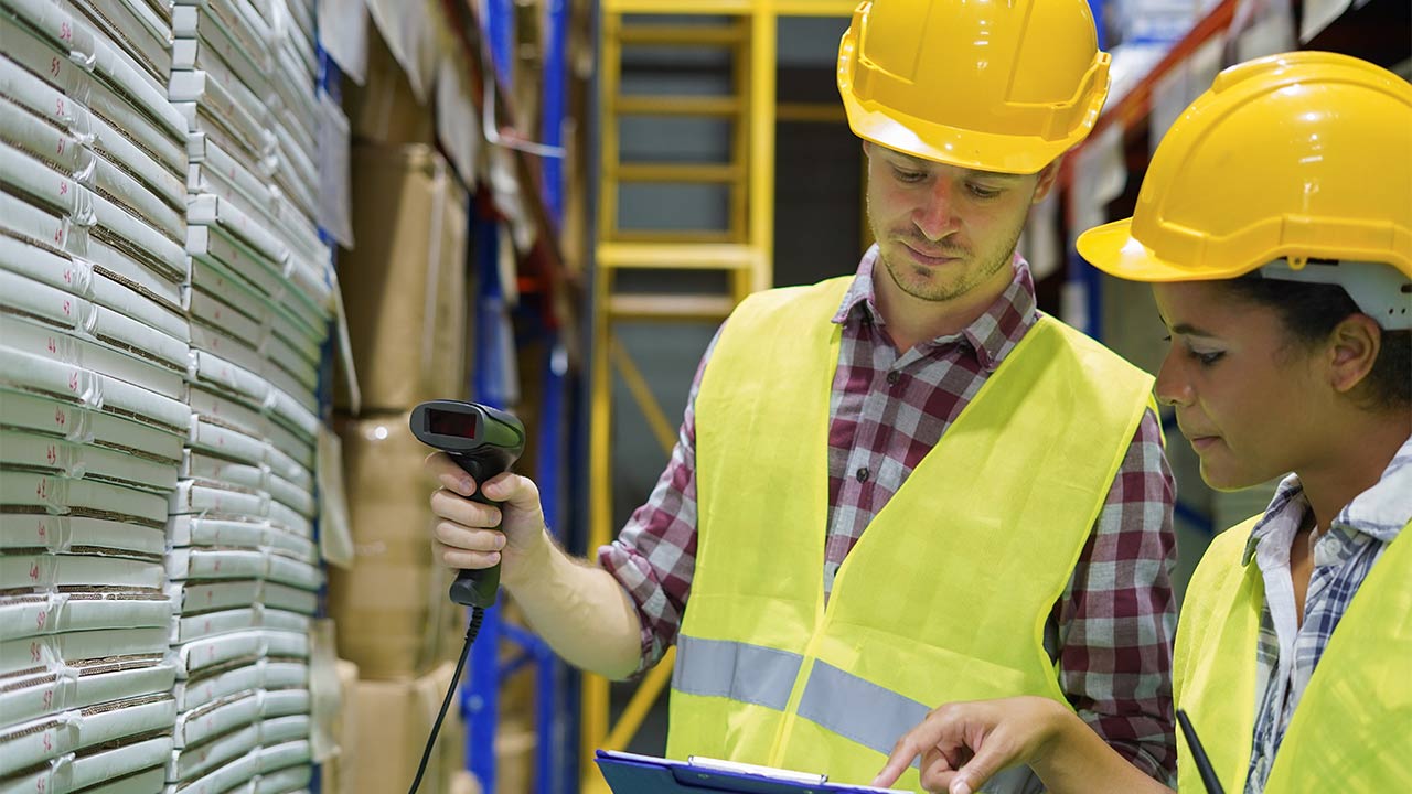 Menschen mit Warnweste und Helm