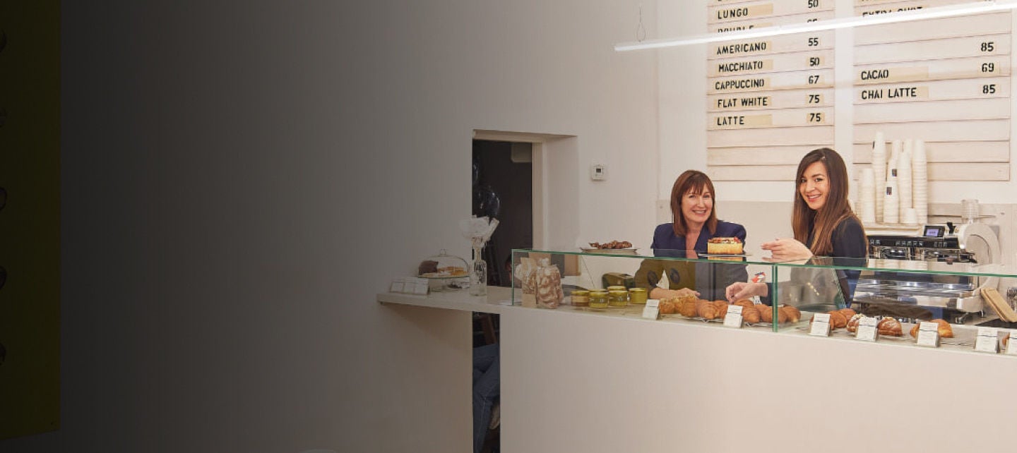 ženy u pultu pekárny s úsměvem