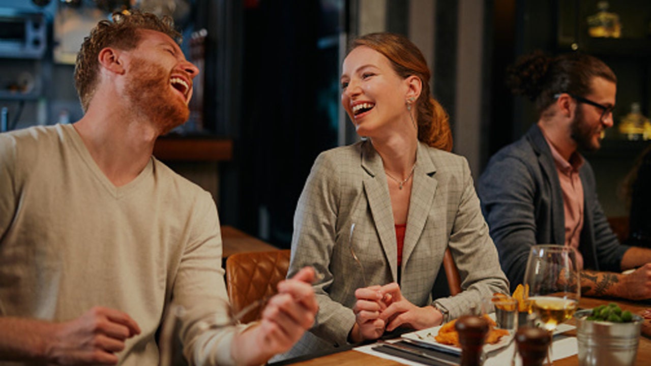 Multitud disfrutando de un concierto