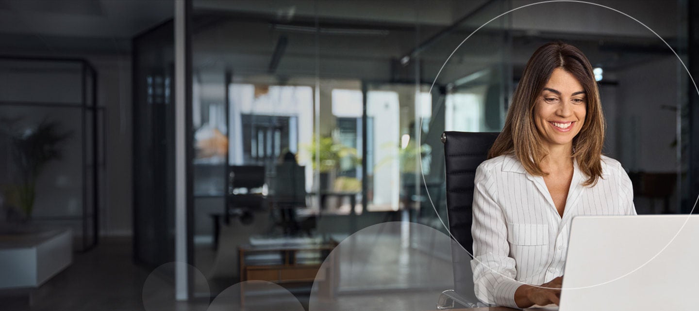 femeie zâmbitoare lucrând la laptop