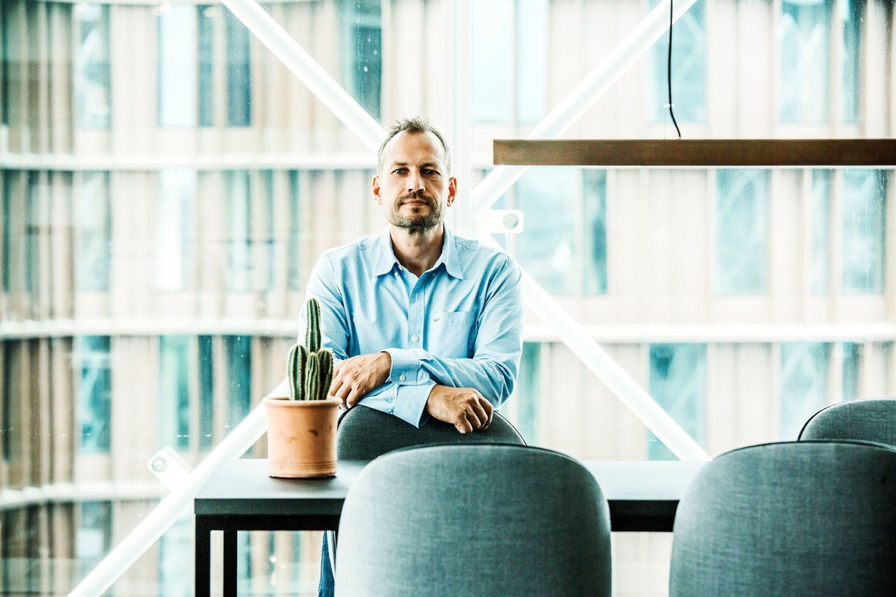 Visma Dinero guardando la telecamera