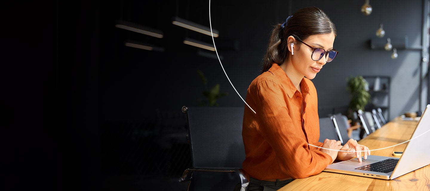 žena gleda stalak za odjeću unutar siluete logotipa mastercard