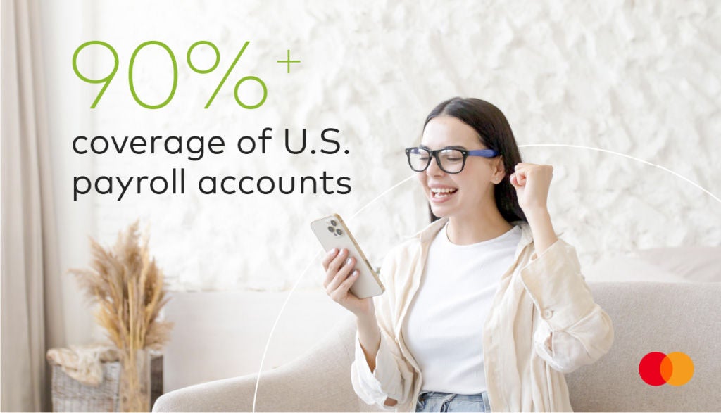 Женщина улыбается, смотрит в телефон