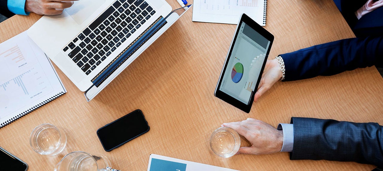 Ludzie biznesu przy stole