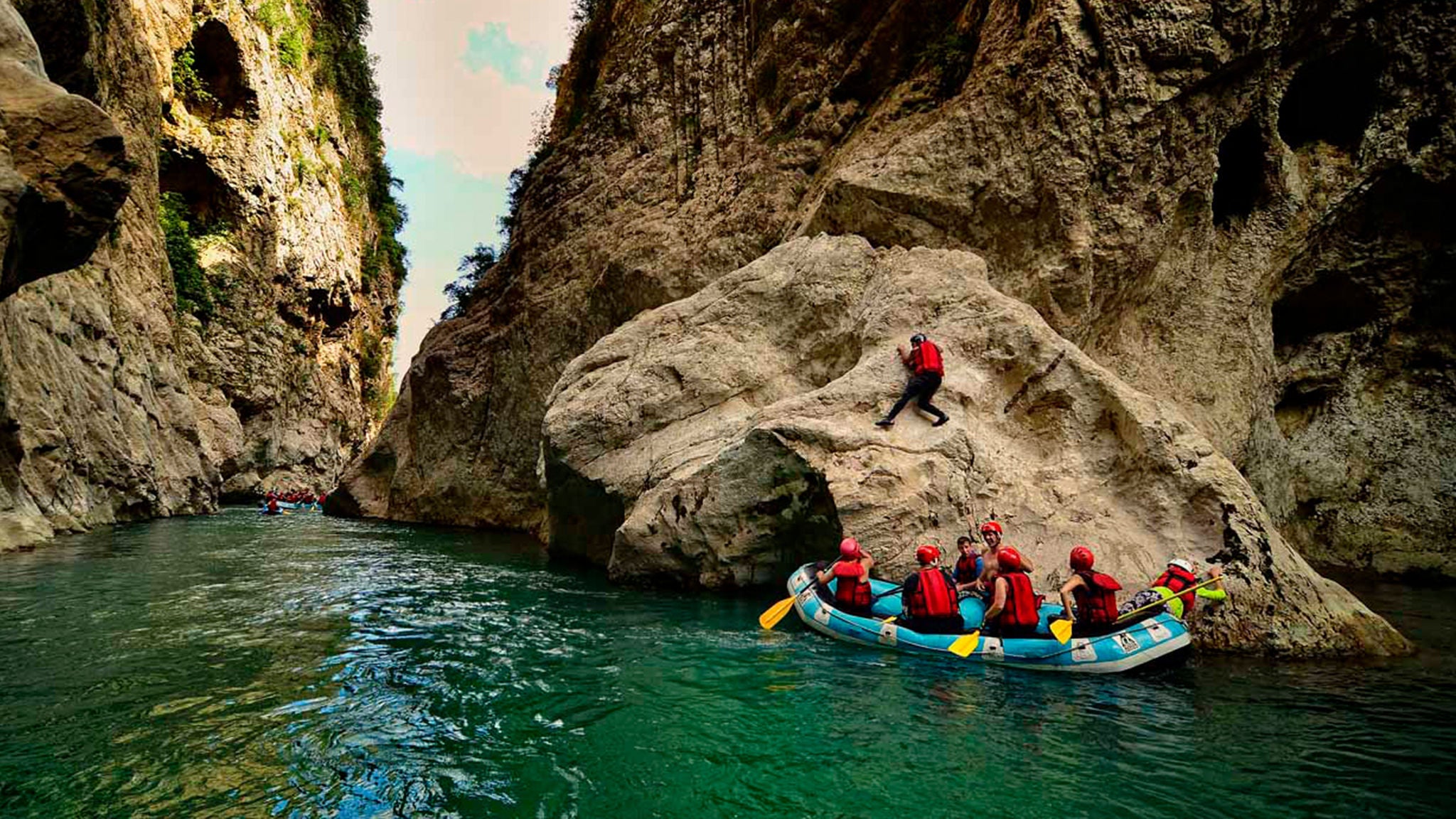 passeggero scende da auto in controluce