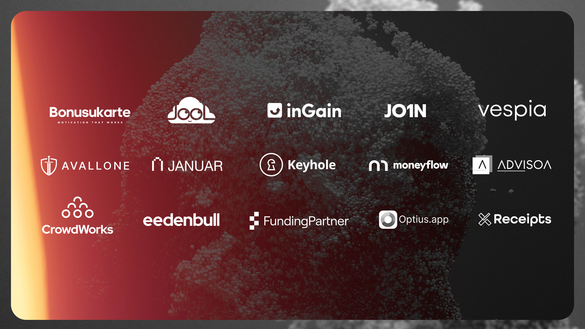 Grafisk bilde med mørk bakgrunn og en rød-oransje gradient til venstre. Midten viser en samling av bedriftslogoer i hvitt, inkludert: Bonusukarte, Jool, inGain, JO1N, Vespia, Avallone, Januar, Keyhole, Moneyflow, Advisoa, CrowdWorks, Eedenbull, FundingPartner, Optius.app og Receipts. Logoene er arrangert i et rutenettformat.