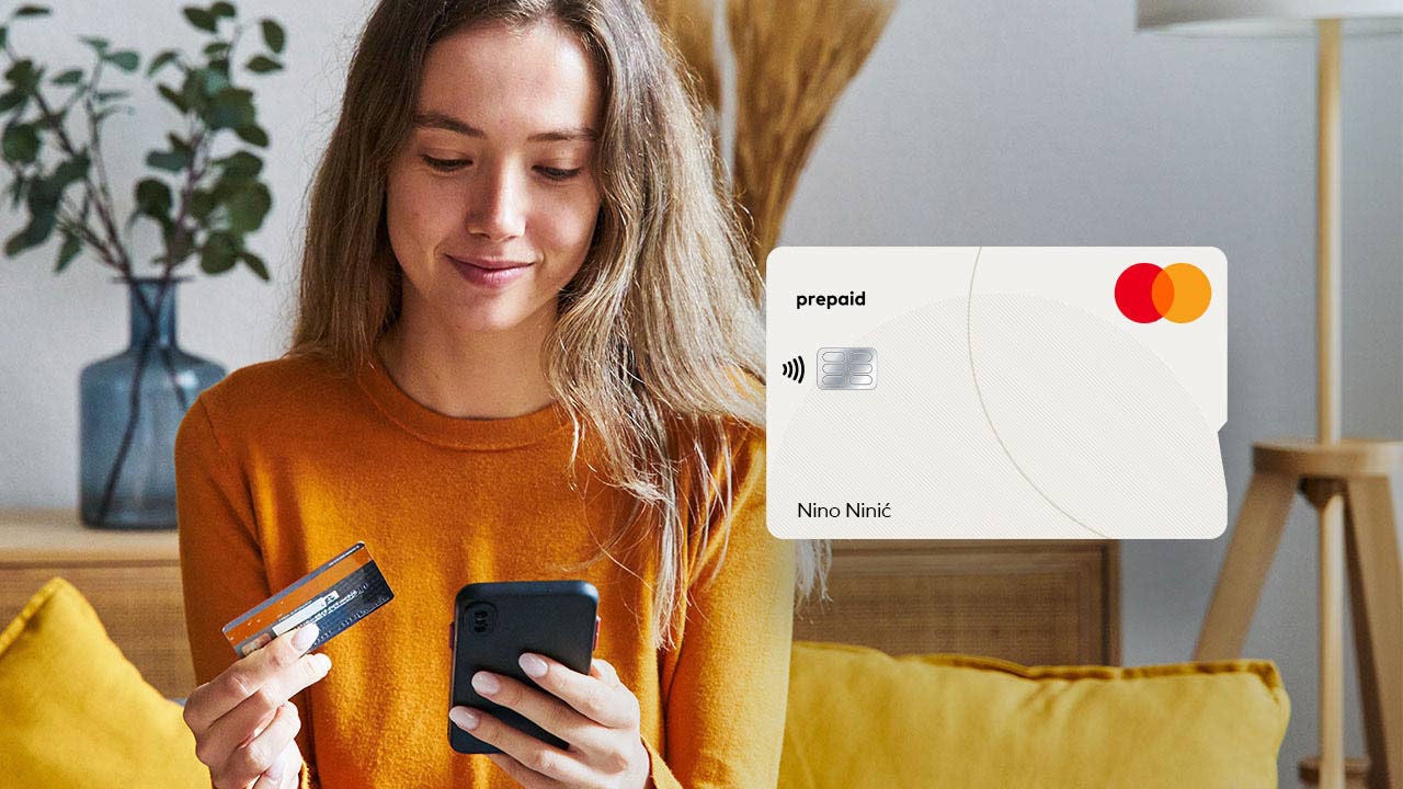 Žena kupuje putem interneta s prepaid karticom.
