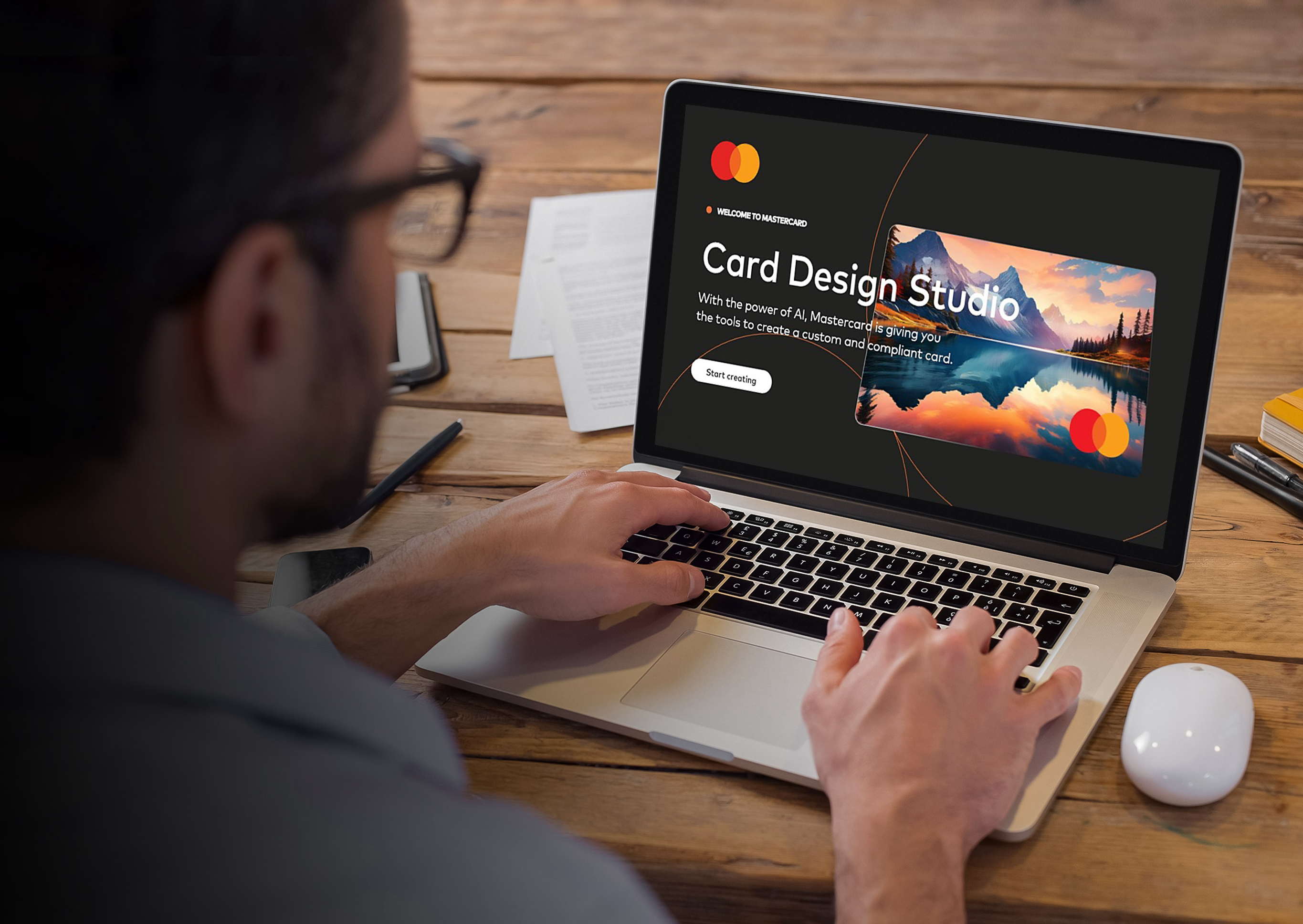 Hombre usando un generador de diseño de tarjetas.