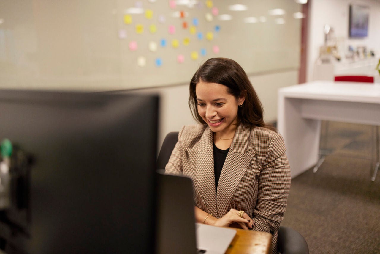 Femme souriante au bureau