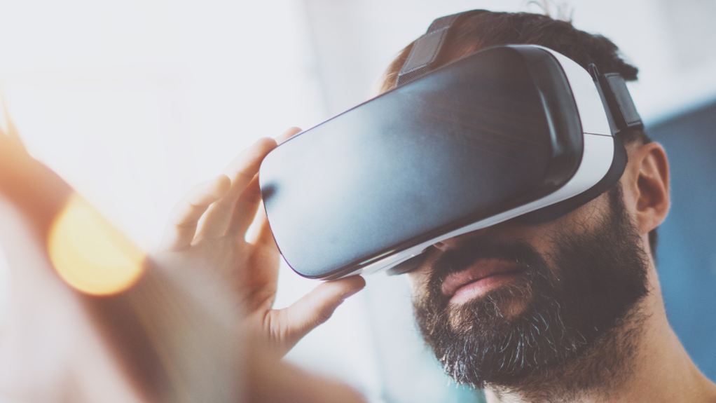 VR სათვალეებში მამაკაცი ხელს უჭერს. 