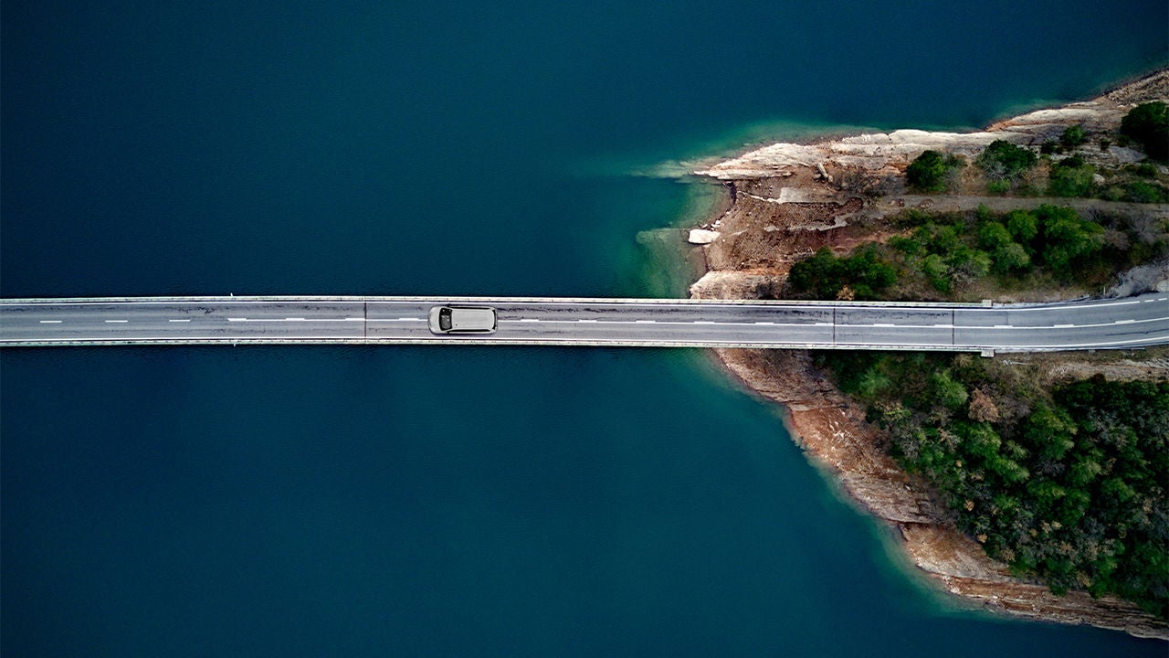 auto che percorre un ponte sull'oceano