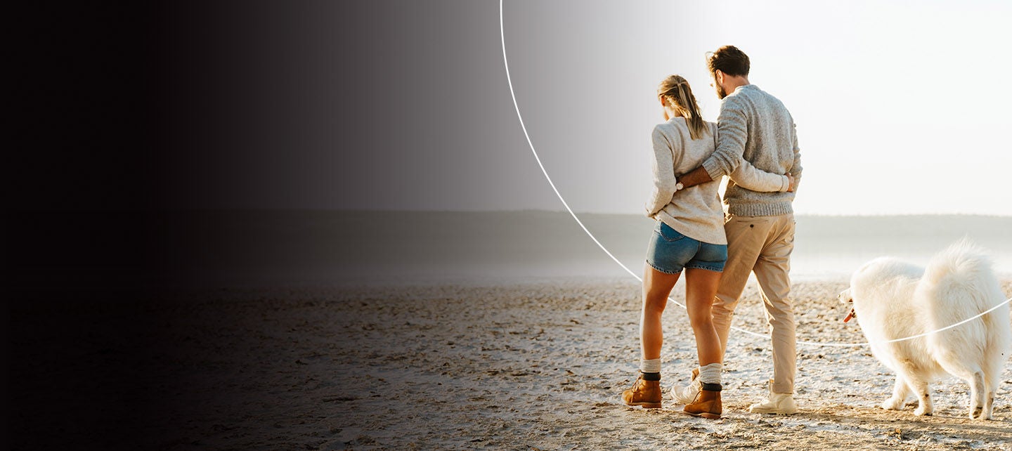 Dvoje roditelja se zabavlja sa svojom djecom.