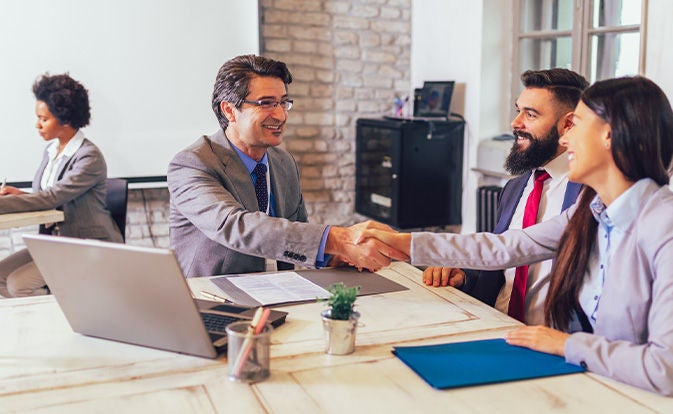 Ľudia si podávajú ruky