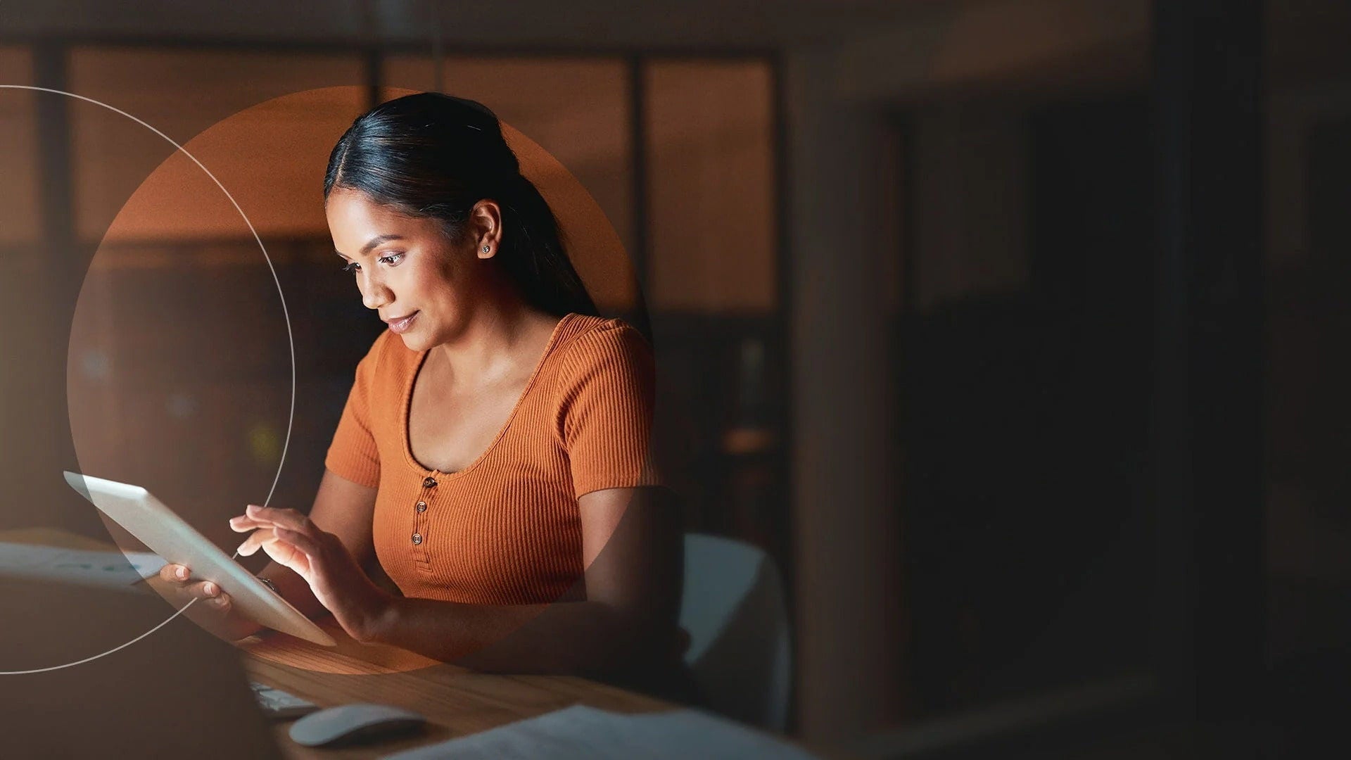 אישה בוחנת תובנות סיכונים באמצעות אייפד.