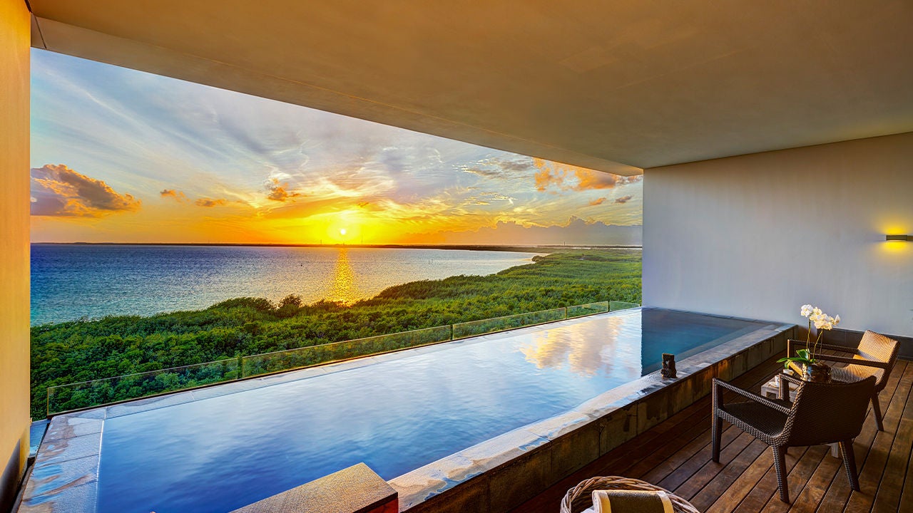 Location hotel con piscina a sfioro, vista 