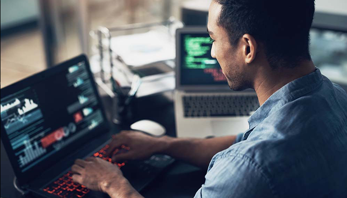 Mann, der an Computern arbeitet