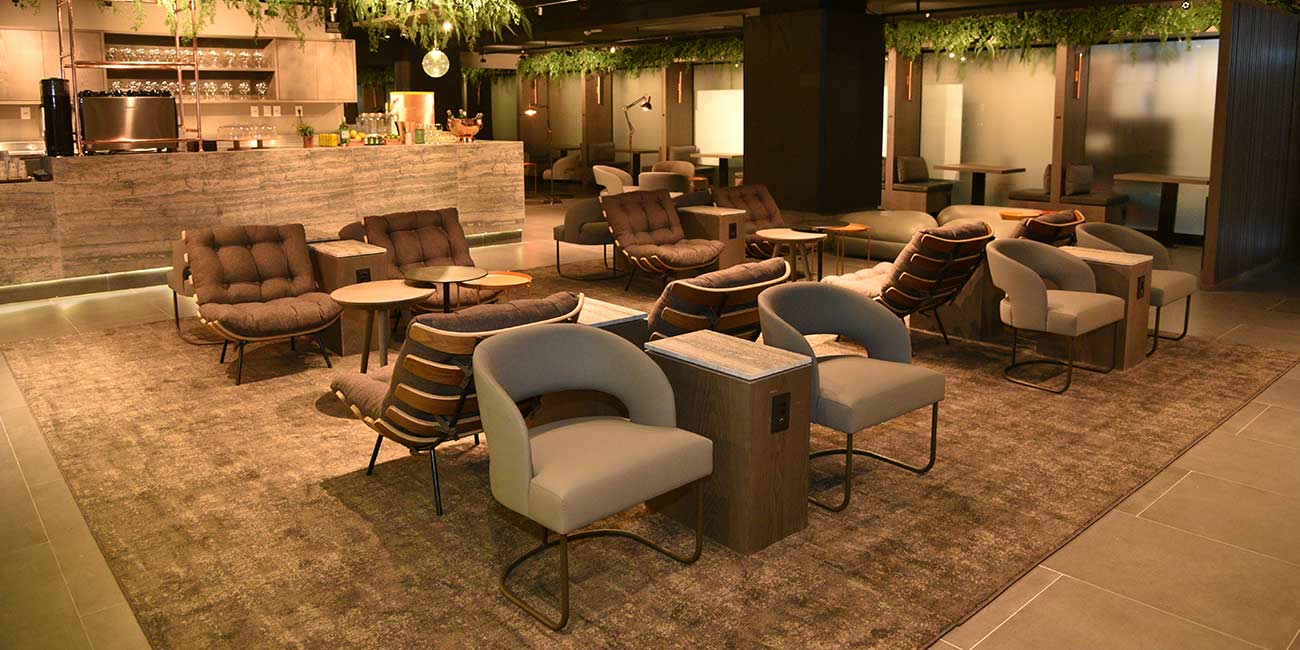 Two smiling people enjoying the benefits of being a Mastercard cardholder.