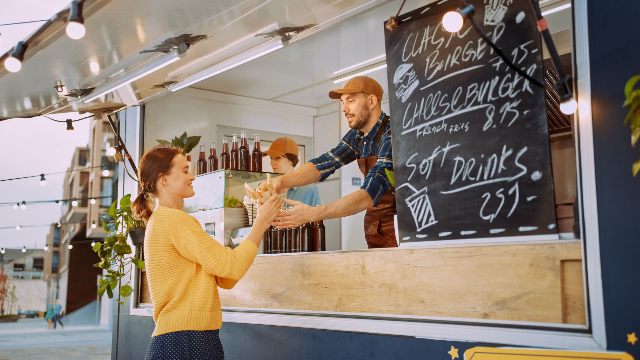 Dva kupca naručuju iz kamiona za hranu.