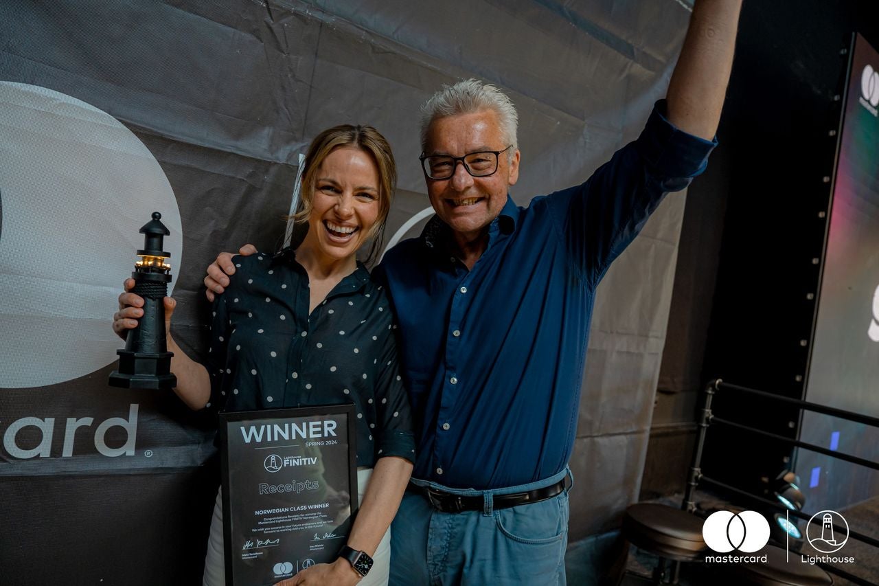 Gruppe vinnere fra Lighthouse Program Fall 2024 poserer på scenen.